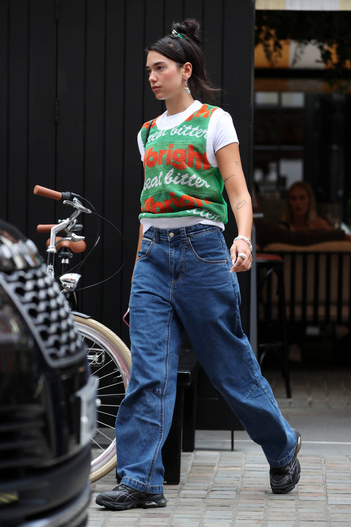 Dua Lipa áo vest len xanh lá