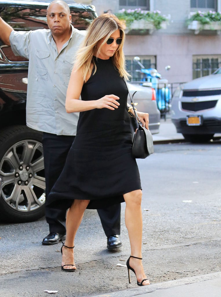 Jennifer Aniston LBD cổ yếm