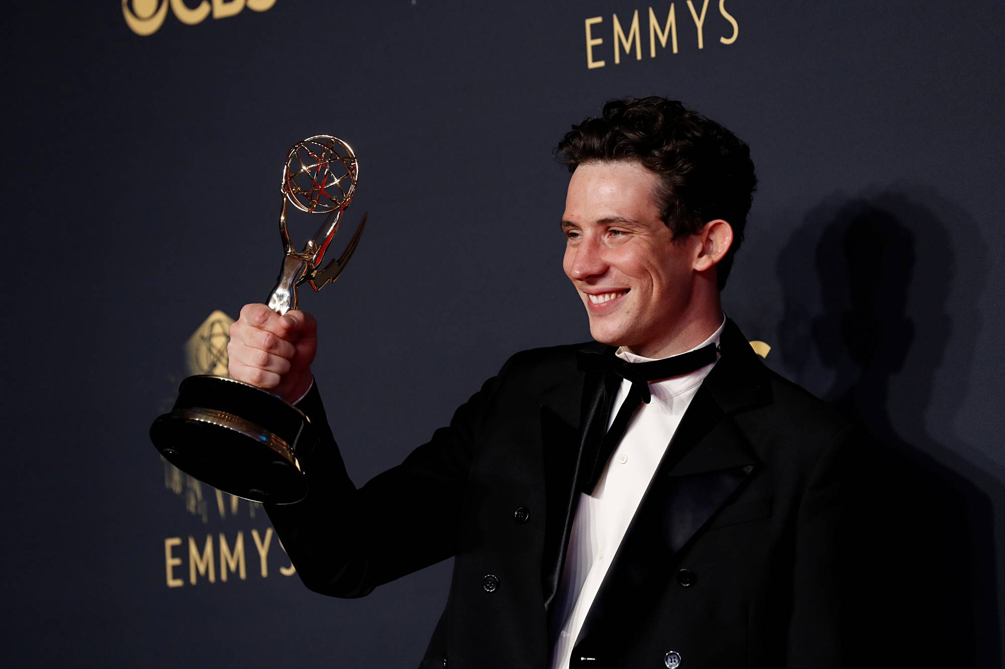 diễn viên josh o connor tại emmy awards