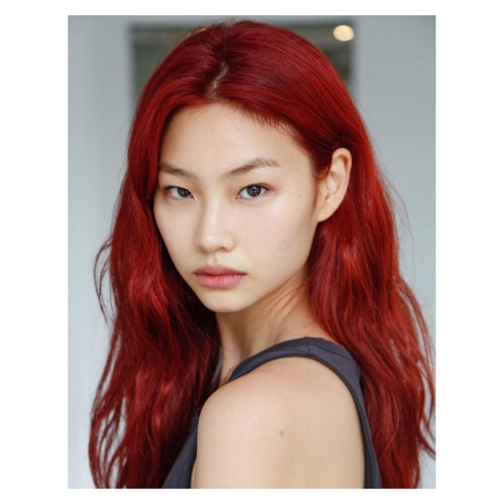 Sao nữ Squid Game Jung HoYeon với mái tóc đỏ rực.