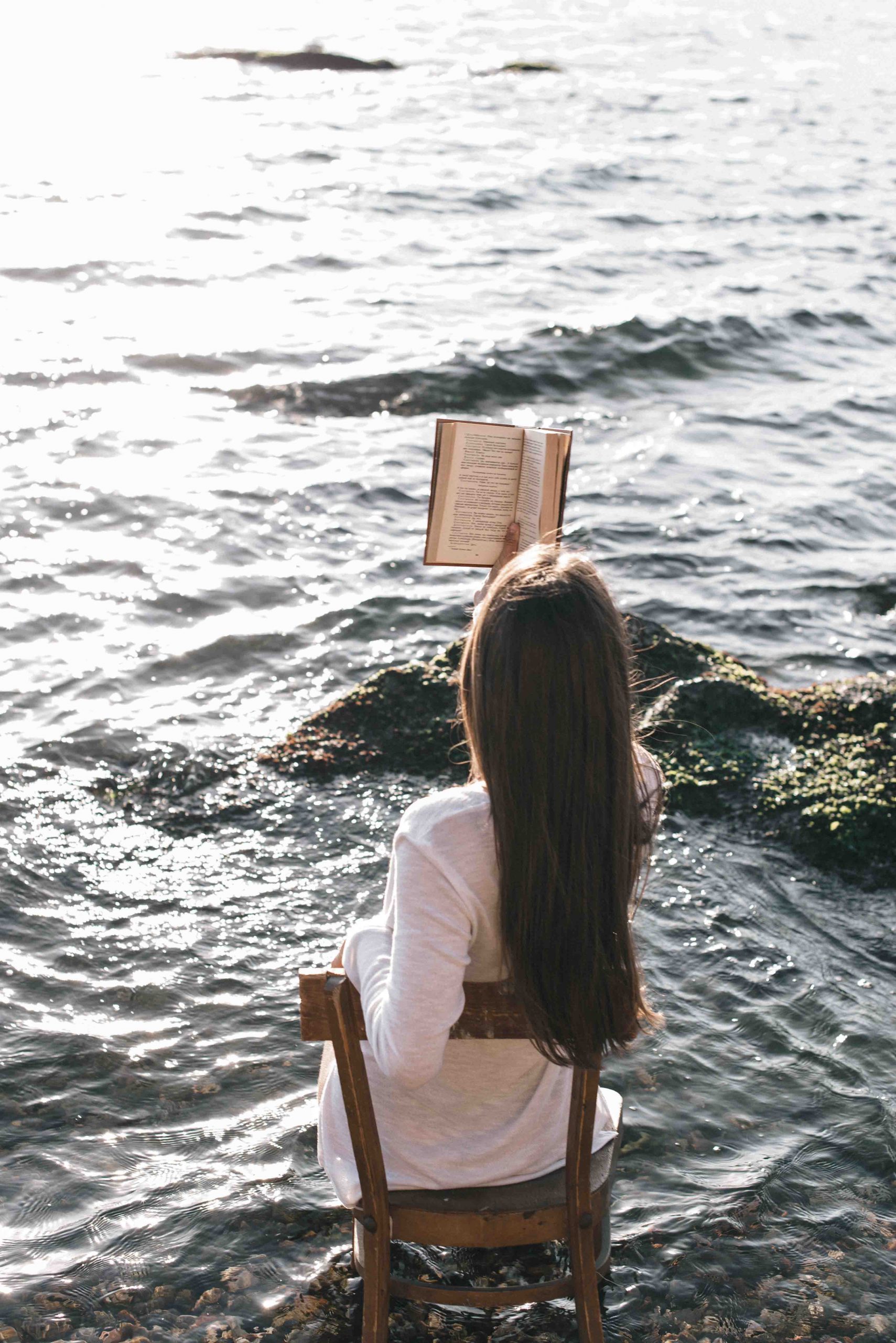 cung hoàng đạo cô gái đọc sách trước biển