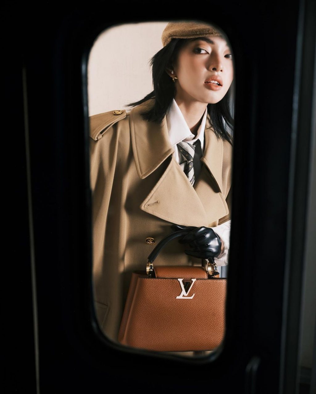 Châu Bùi đeo túi xách Louis Vuitton Capucines