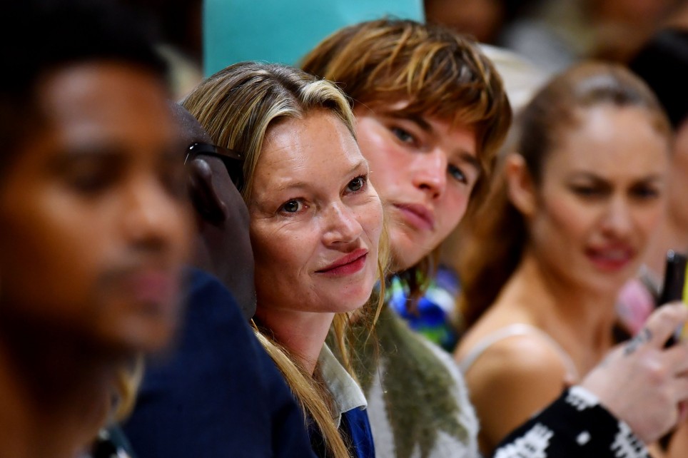 Kate Moss quan sát con gái