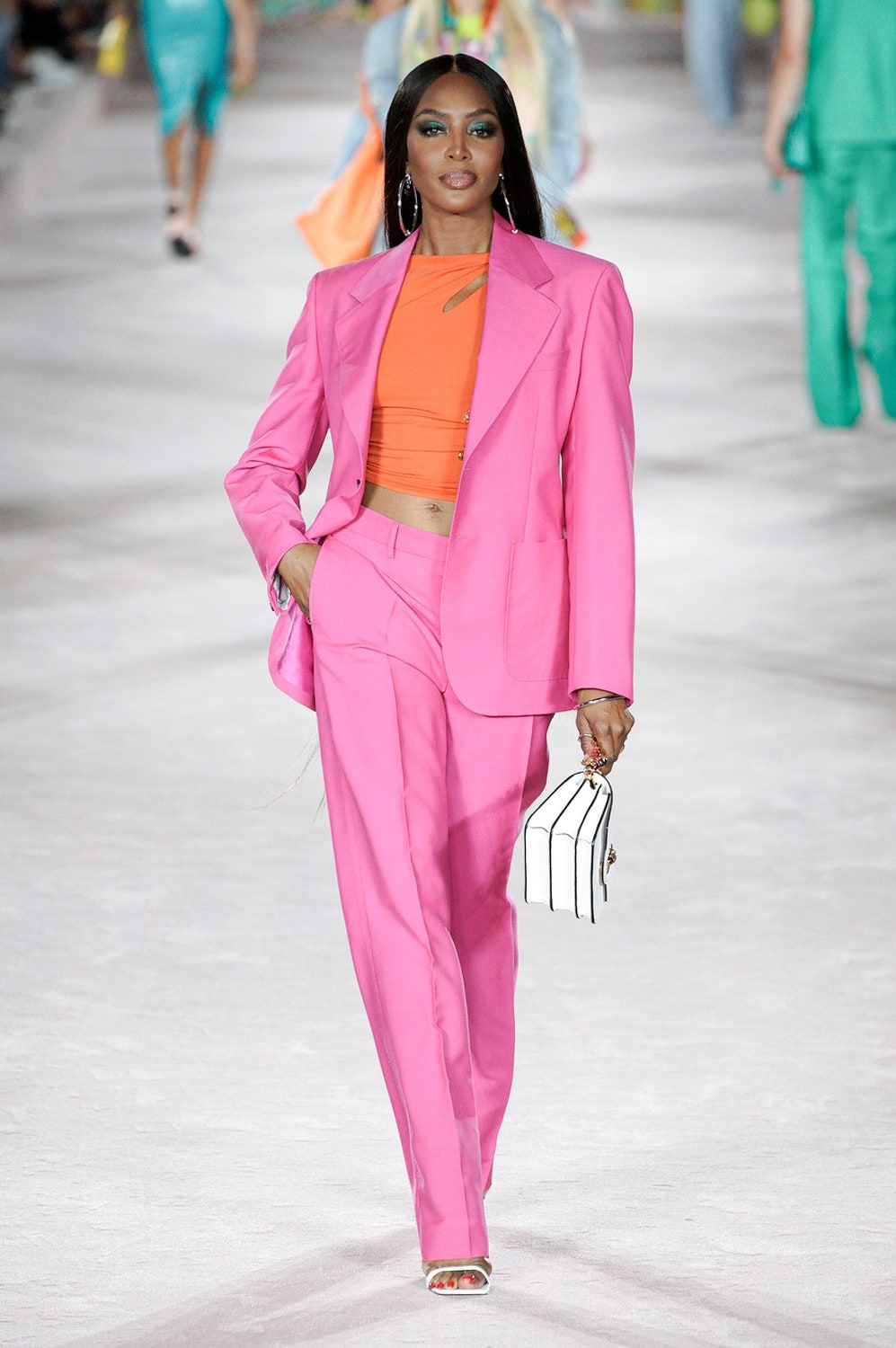 Naomi Campbell thời trang Versace