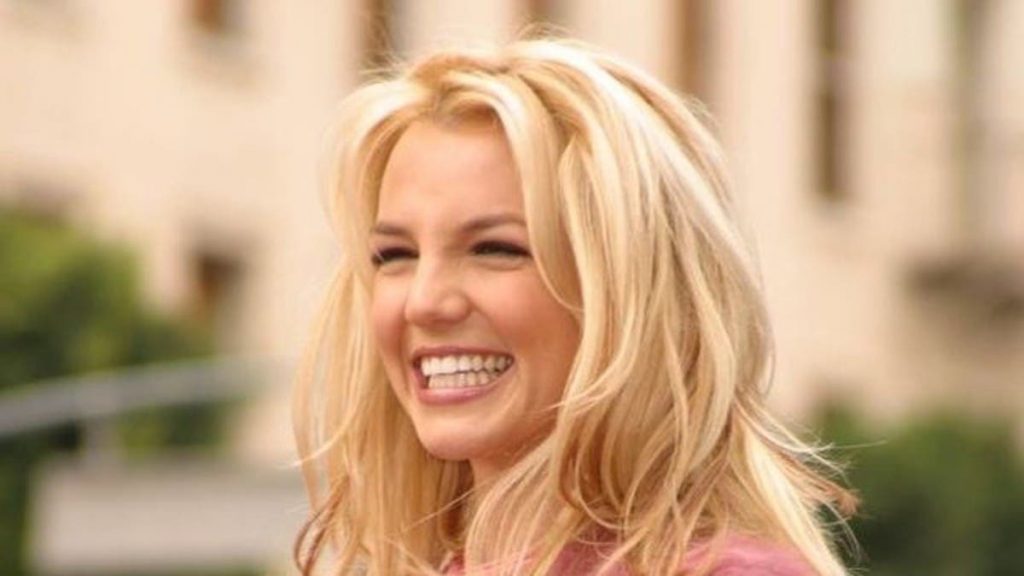 Britney Spears cười.