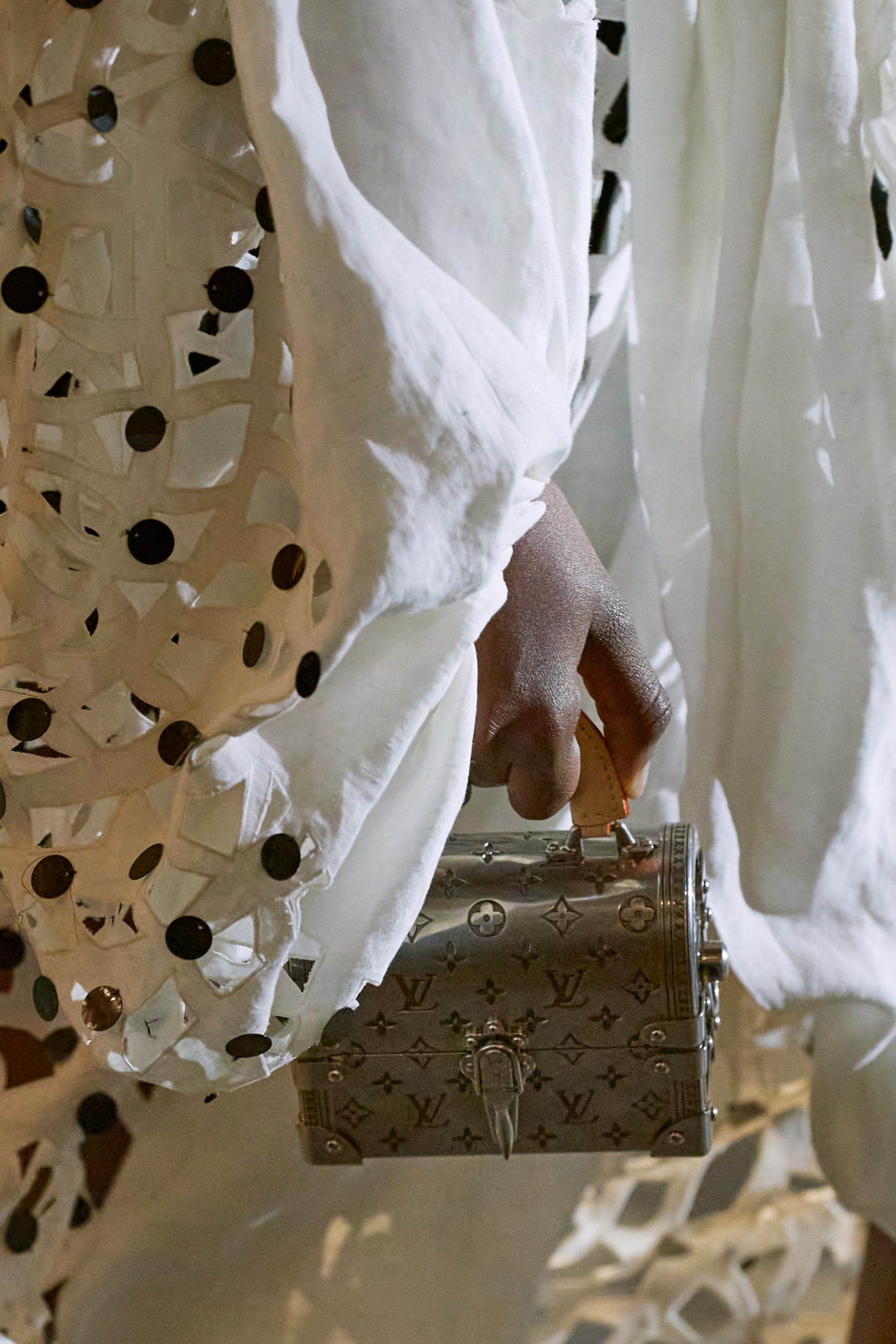 Túi xách hình rương Louis Vuitton