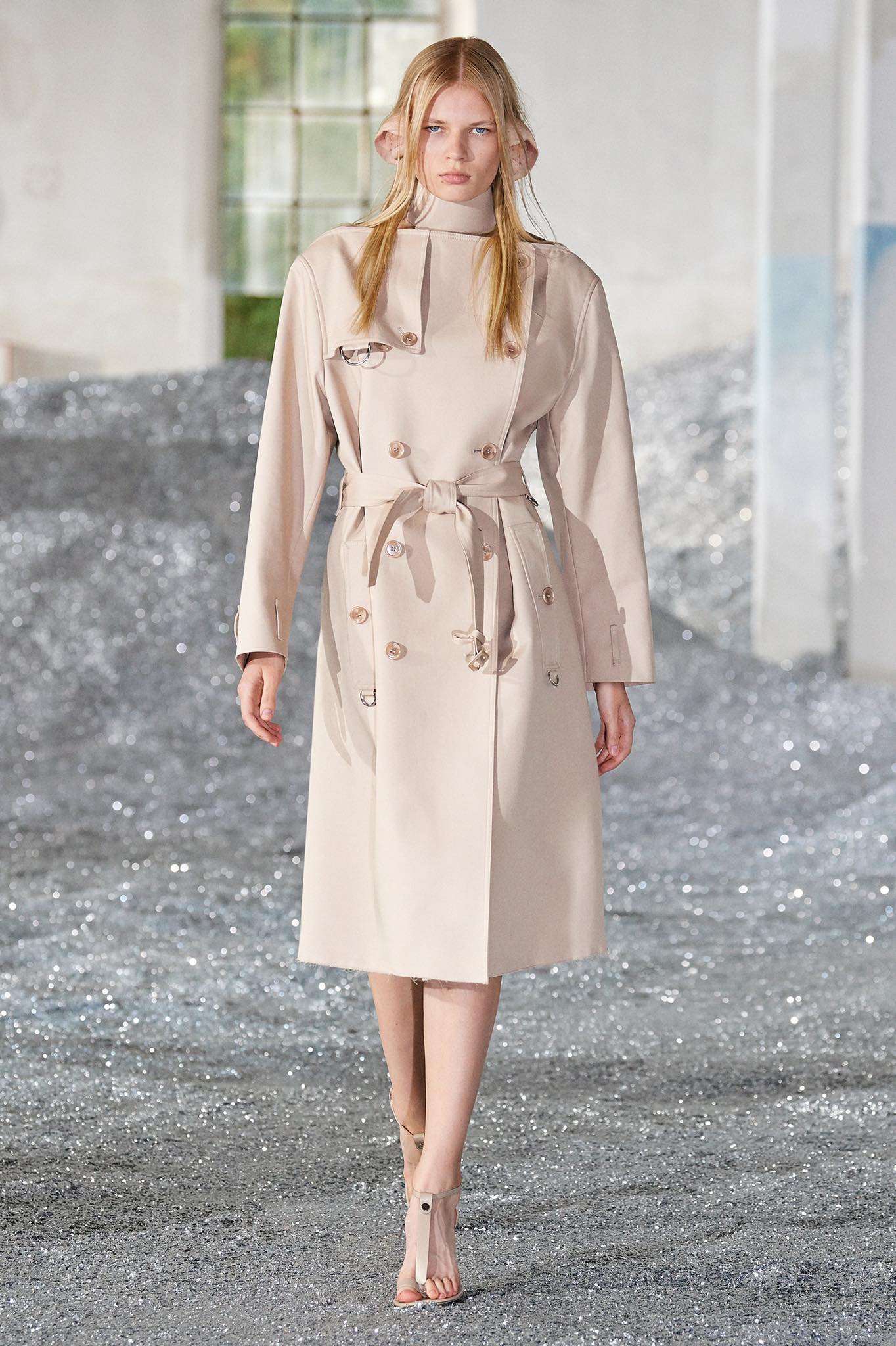 Burberry xuân hè 2022 look1