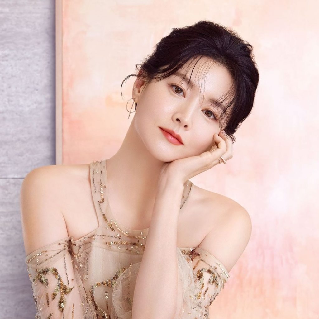 Lee Young Ae trang điểm sang trọng