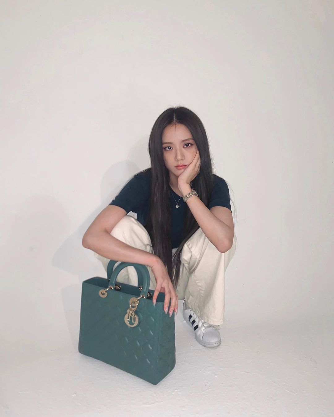 jisoo diện túi xách dior