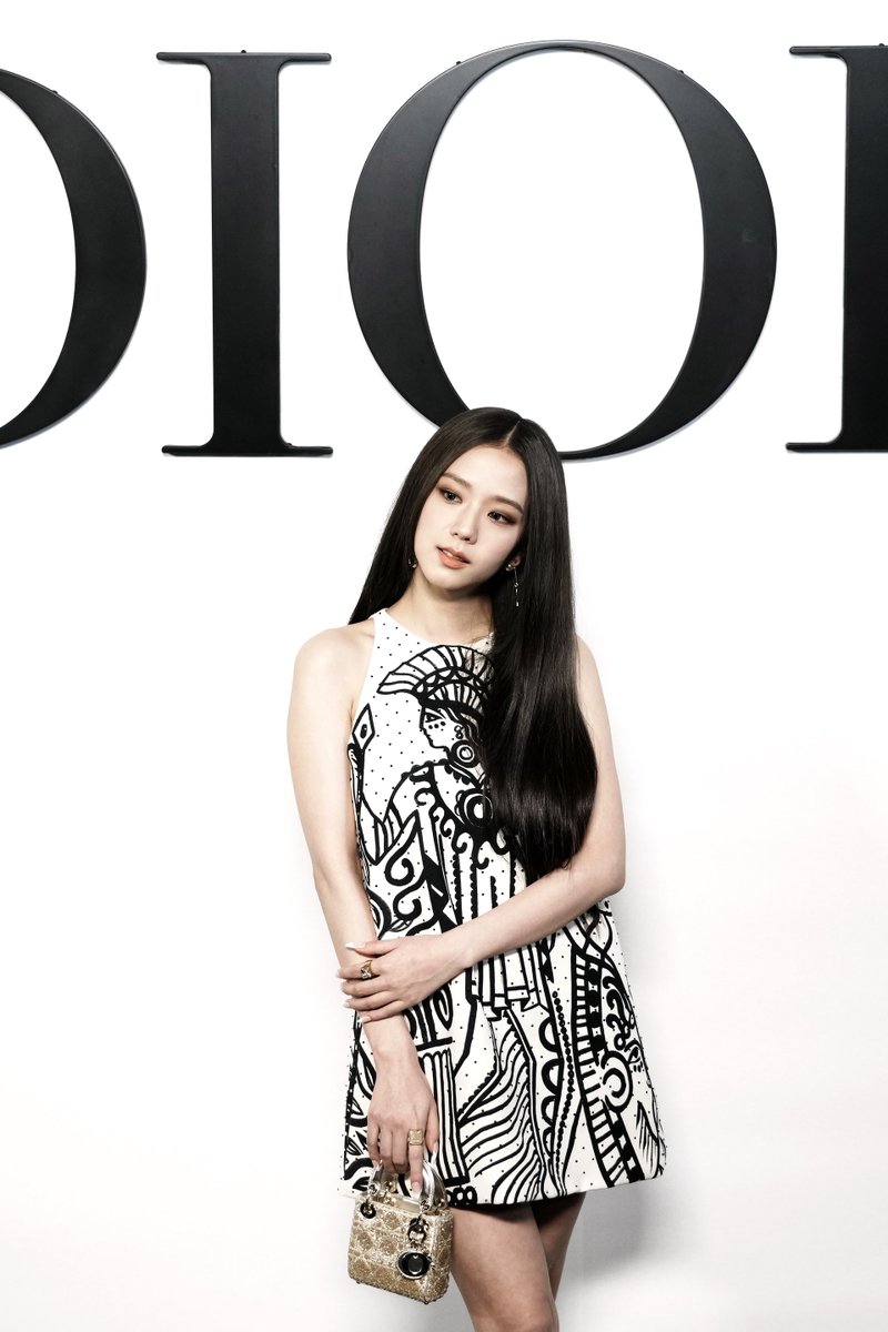 jisoo diện dior cruise 2022