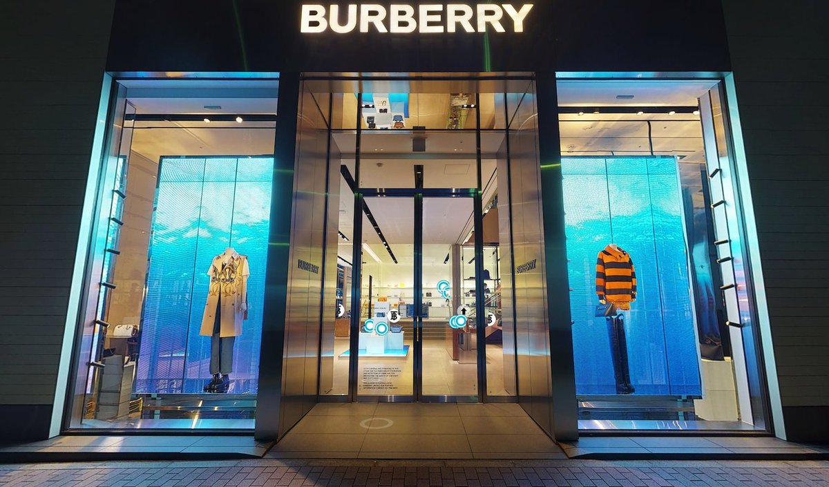 thời trang kỹ thuật số; Burberry VR Store Ginza Japan