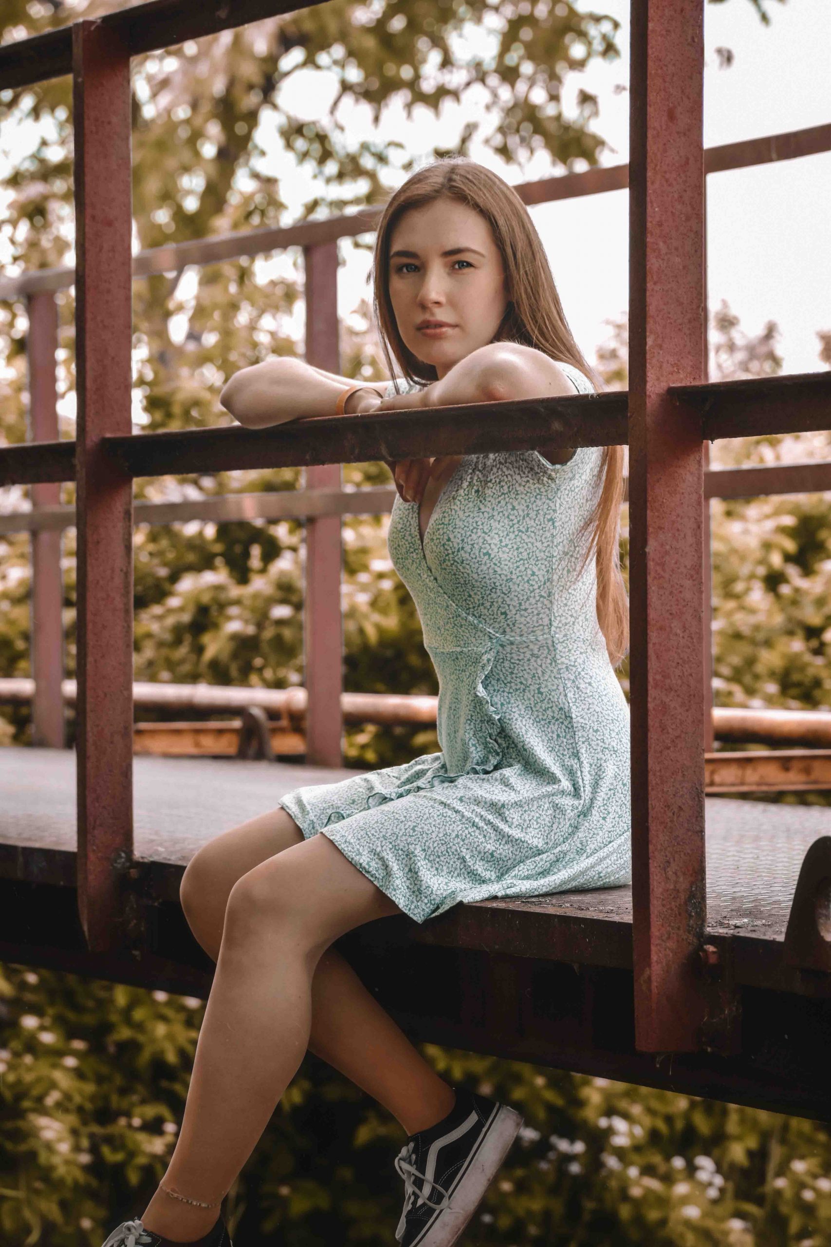 co gái ngồi trên cầu hạnh phúc lili cambalova unsplash