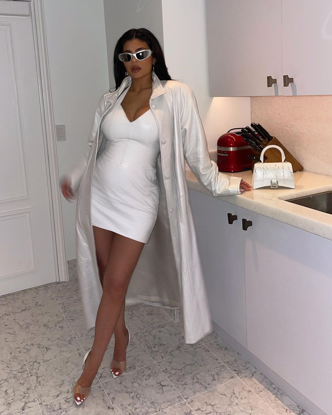 Kylie Jenner túi Balenciaga Hourglass