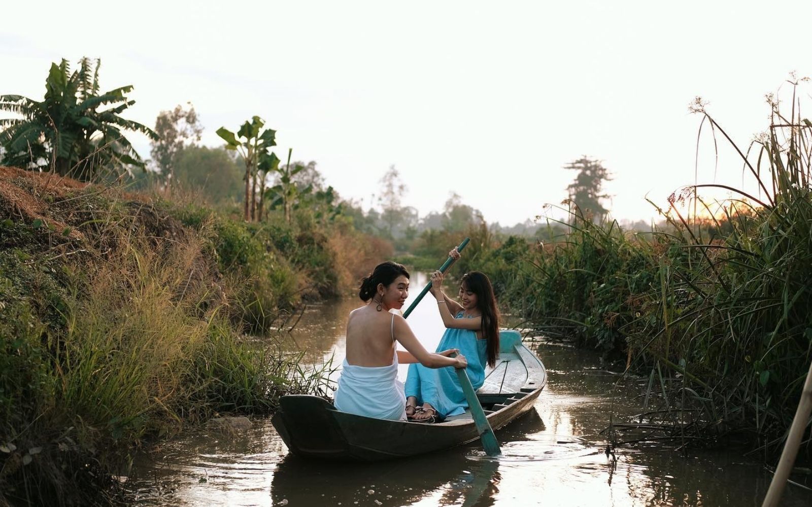 chèo thuyền giữa thiên nhiên ở neverland de papillons