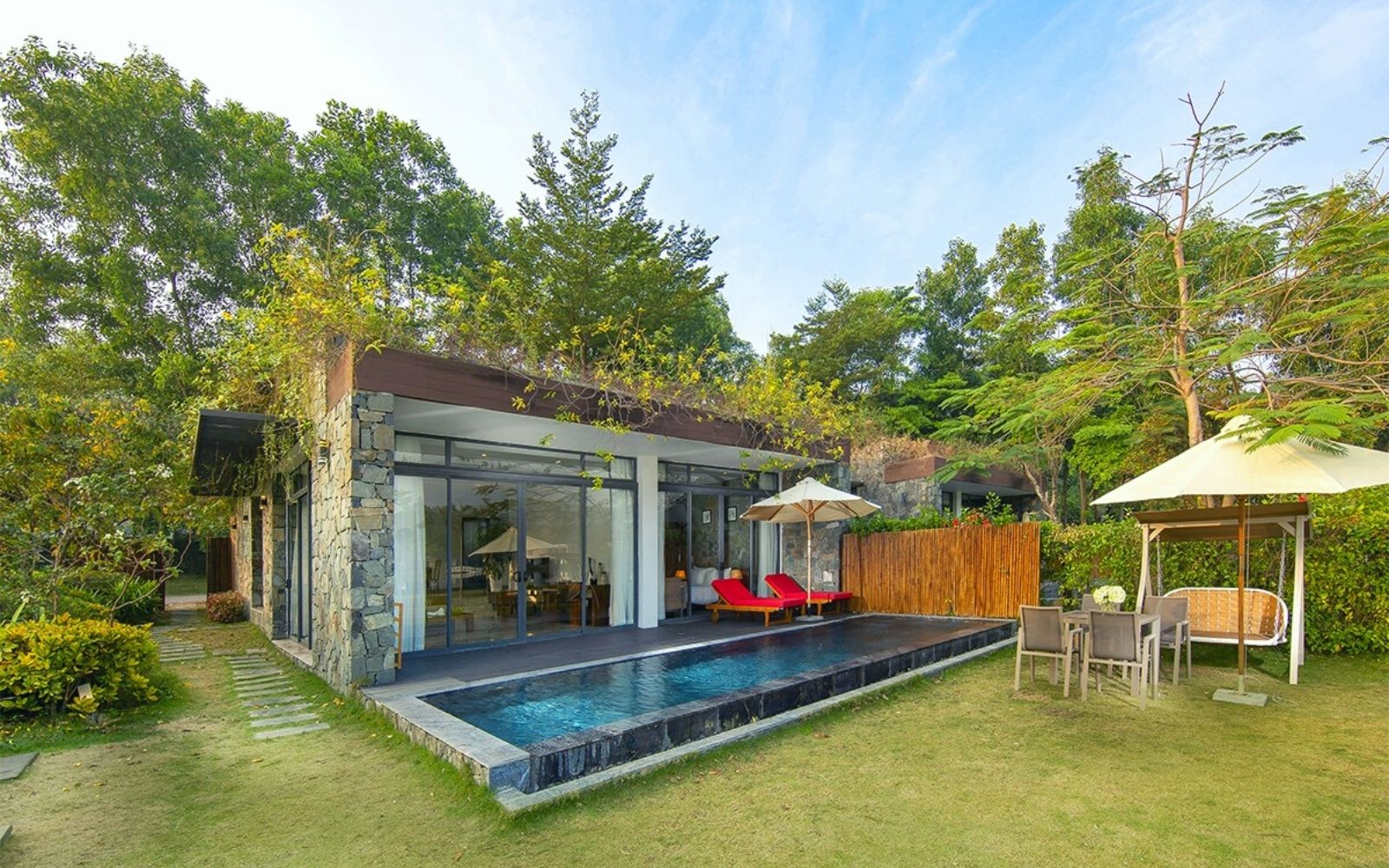 staycation resort hà nội sân vườn đẹp