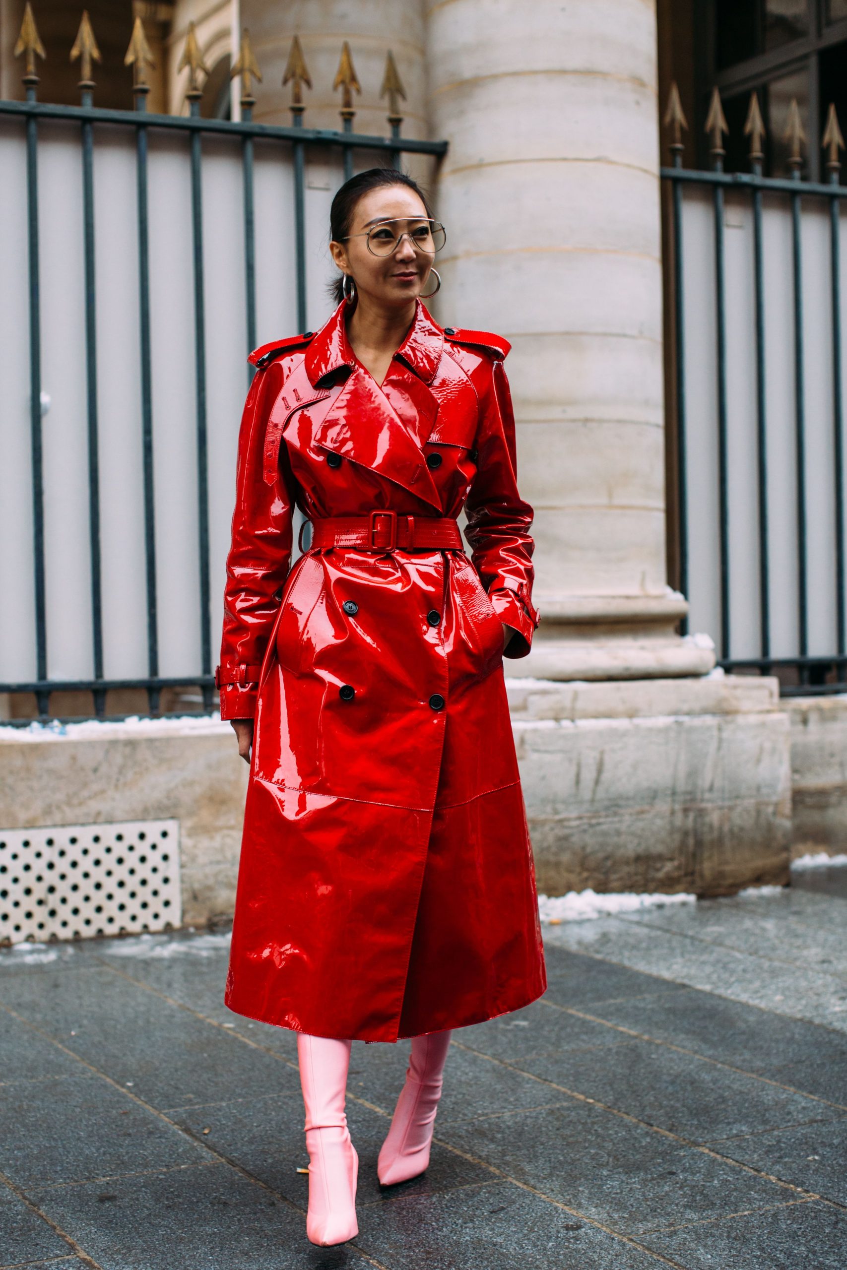 vinyl trench coat thời trang mùa mưa