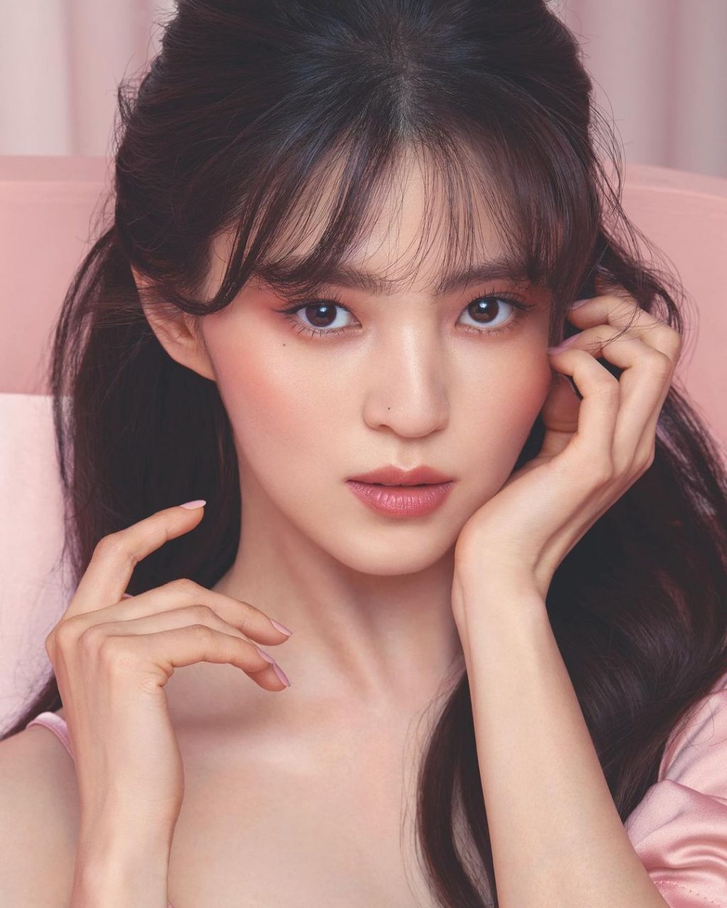 Han So Hee nổi bật với nhan sắc xinh đẹp và kĩ năng diễn xuất ổn định.