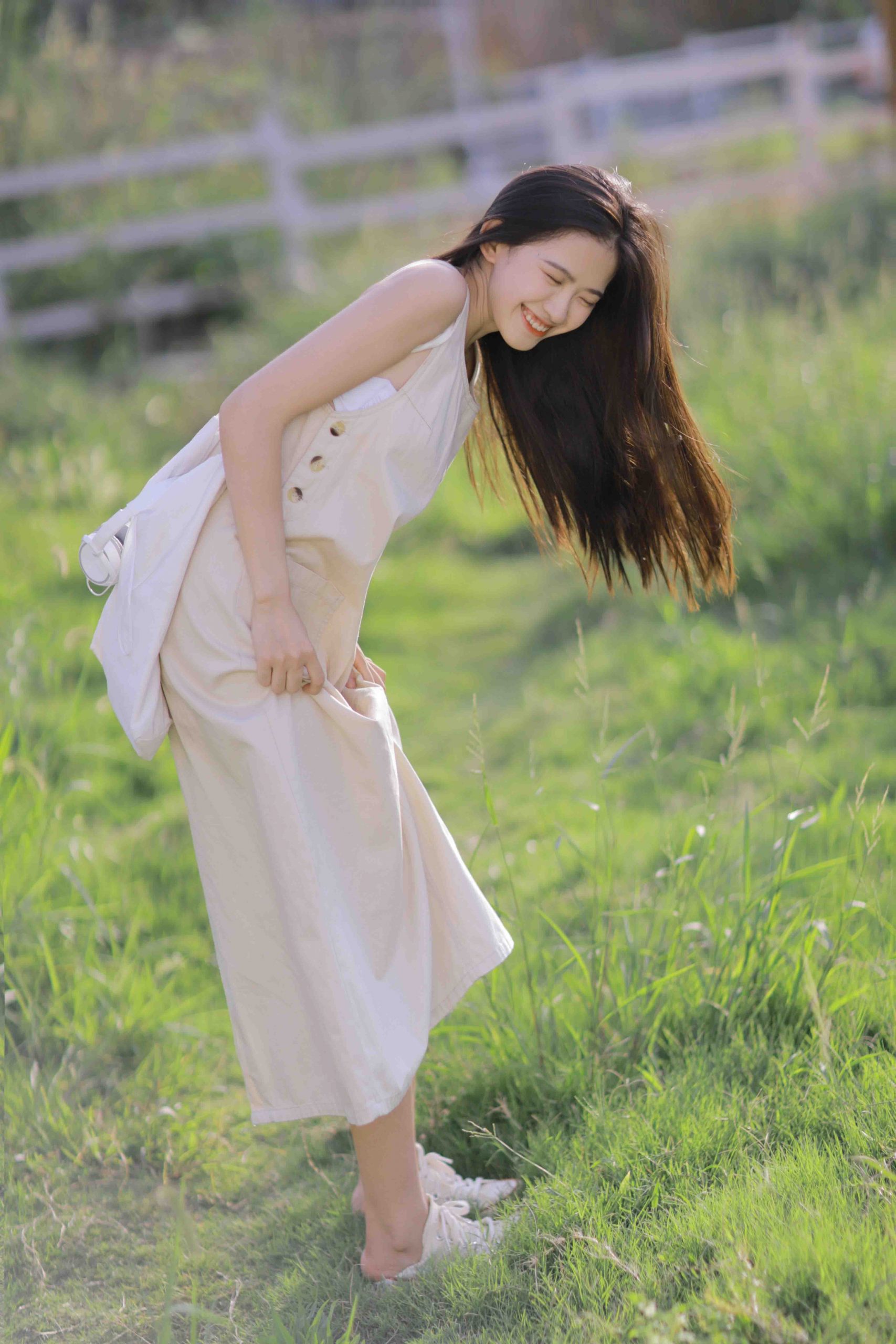 lòng tin cô gái mặc váy trắng đi tươi cười đi trên cỏ