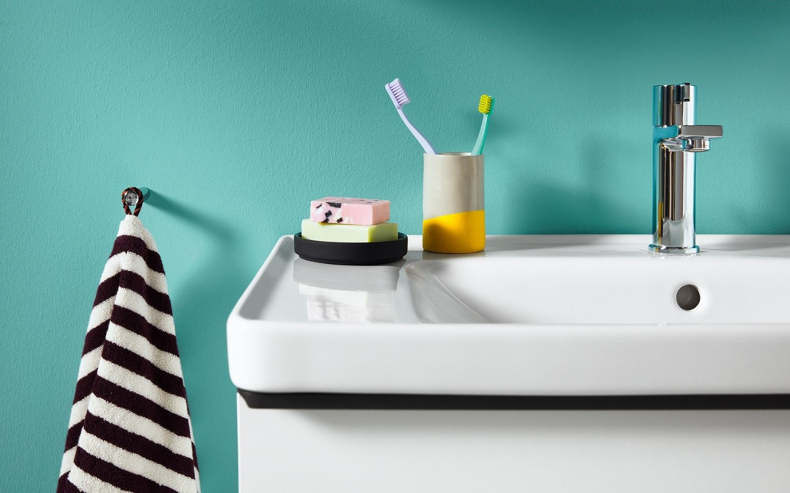 thiết bị bồn rửa mặt màu trắng duravit tường màu xanh ngọc