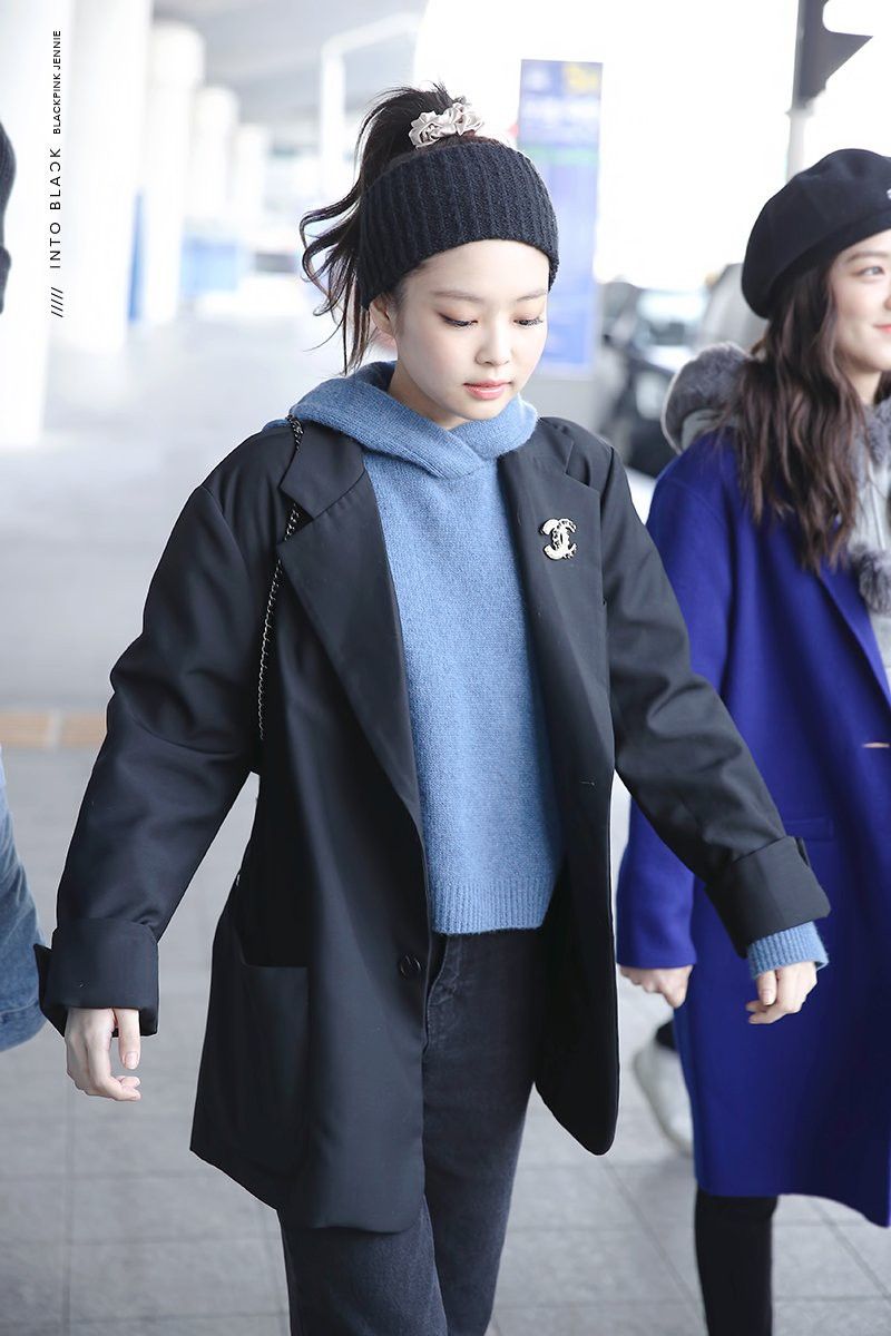 Jennie áo hoodie xanh và headband