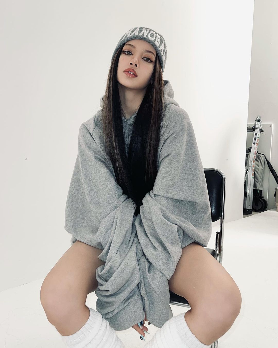 Lisa áo hoodie xám và mũ beanie