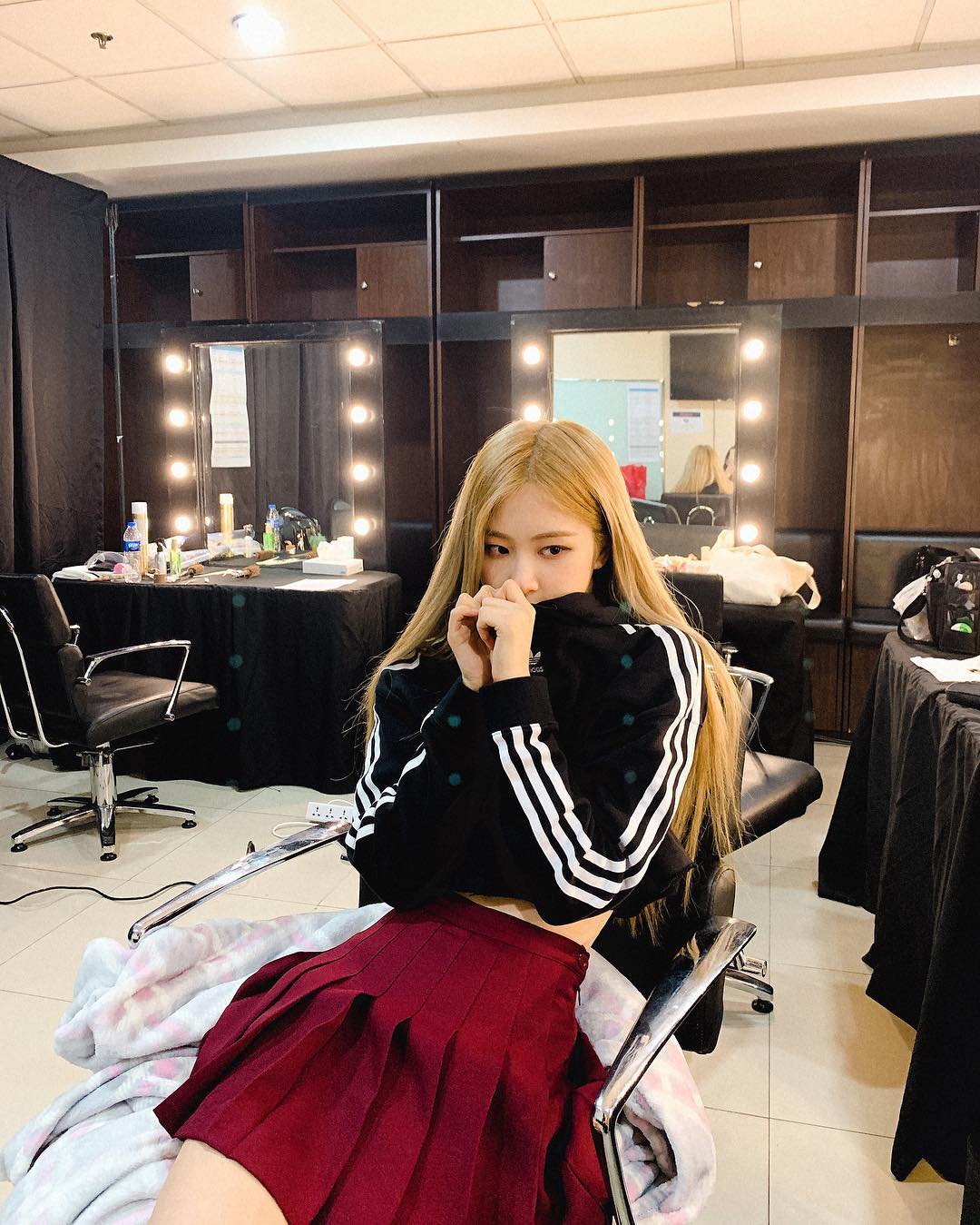 Rosé mặc chân váy đỏ và áo Adidas