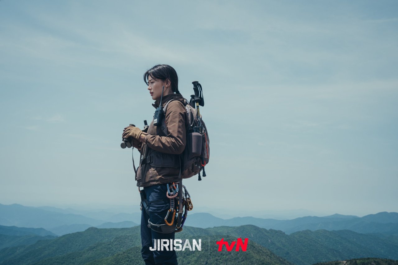 Jun Ji Hyun trở lại trong Jirisan với vai diễn kiểm lâm viên tvn