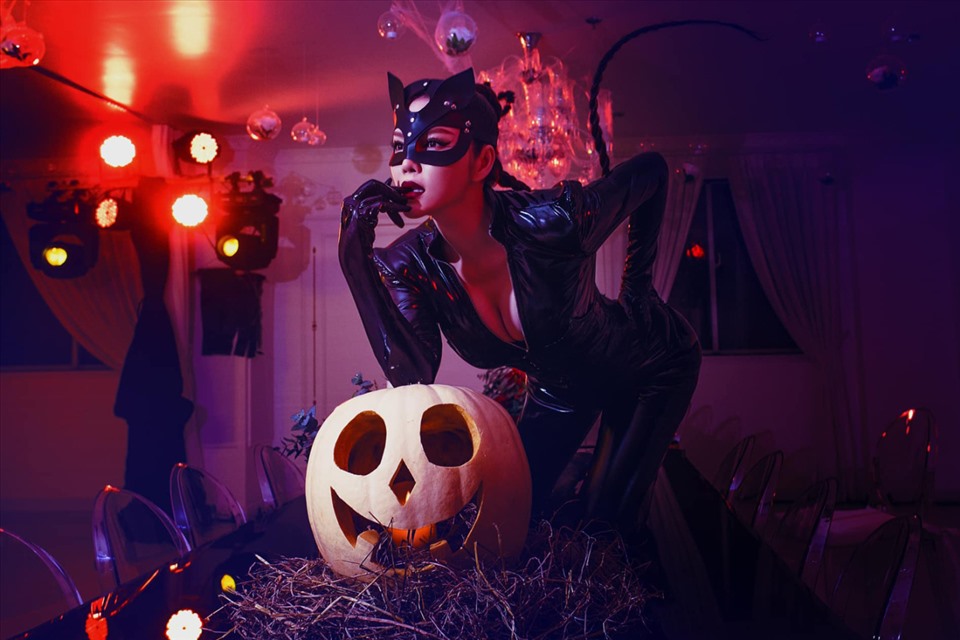 Lỹ Nhã Kỳ vai Catwoman Halloween 2021.