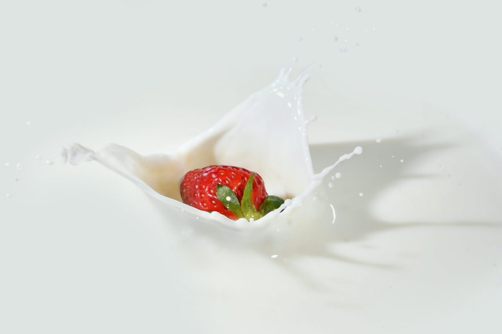 Sữa chua khi kết hợp với cà chua đem lại hiệu quả khắc phục cháy nắng rất tốt.