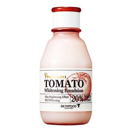 Skinfood Premium Tomato Whitening Emulsion với chiết xuất cà chua giúp làm sáng và mịn da tự nhiên.