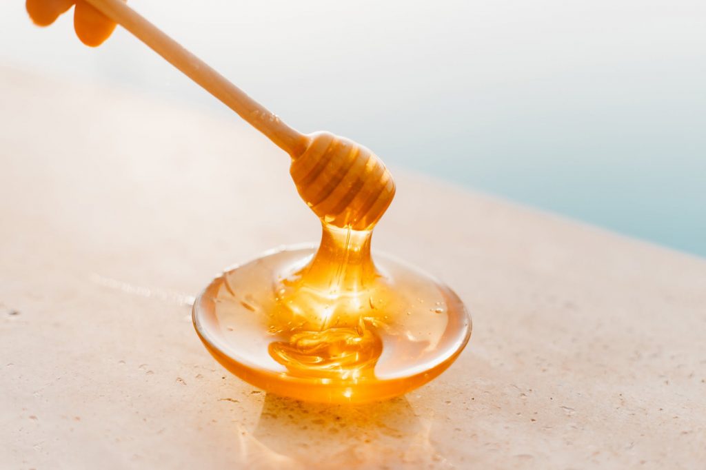 Mật ong là thành phần nguyên liệu tốt cho cả làn da và sức khỏe.