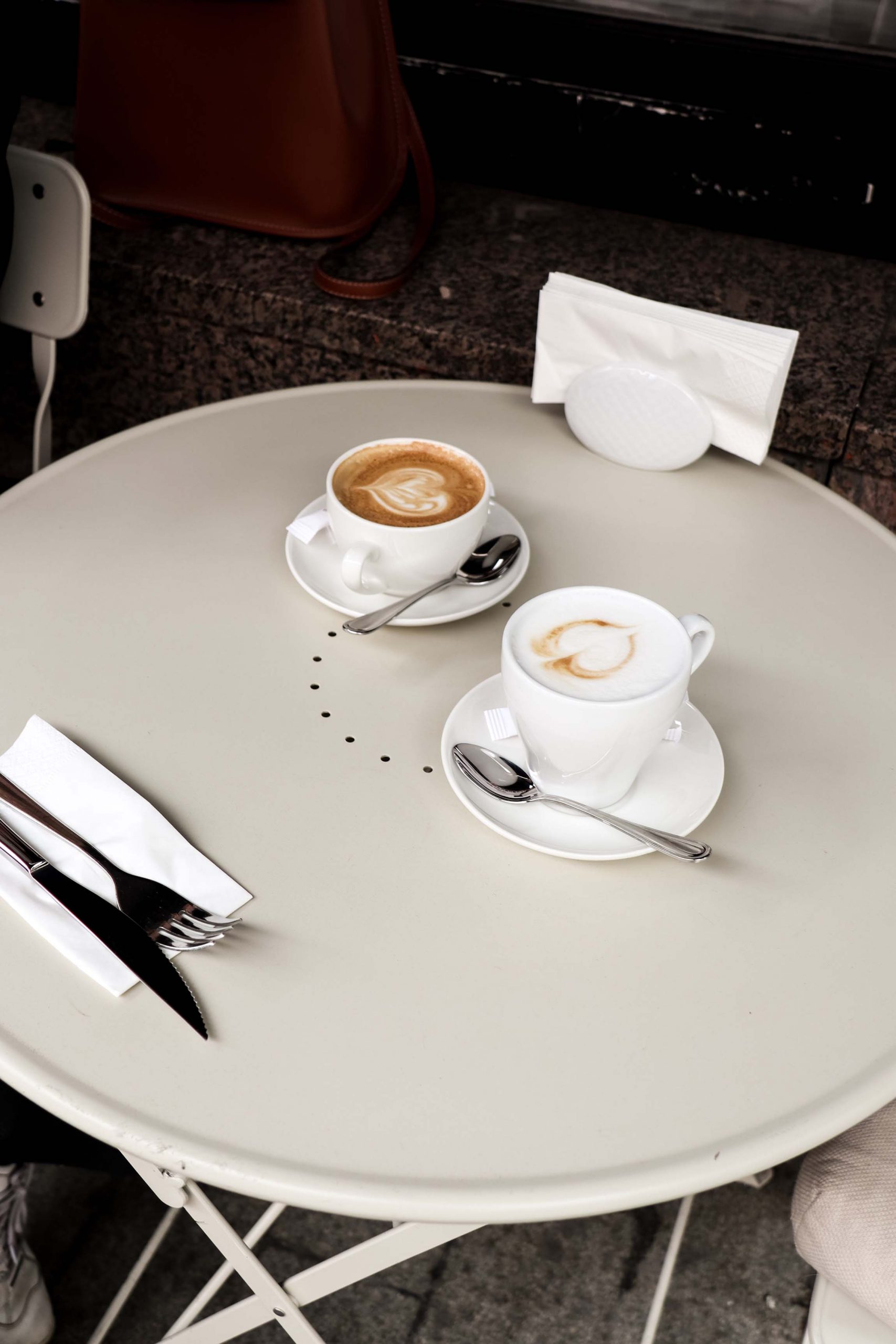 hạnh phúc uống cà phê cappucino ở quán cà phê marie g unsplash