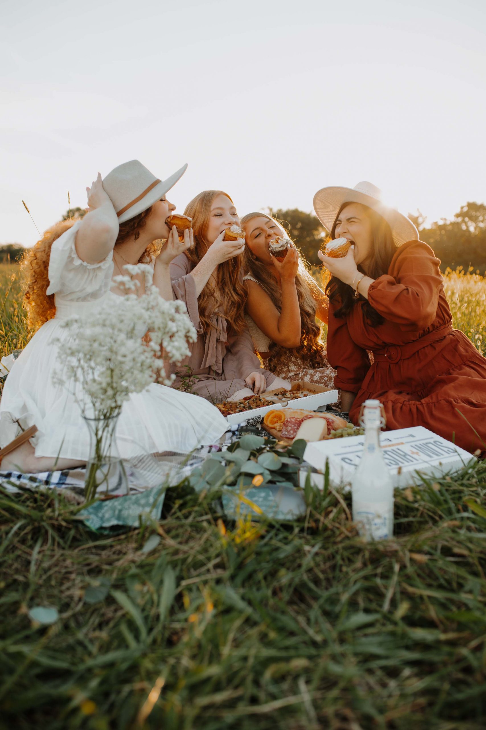 cung hoàng đạo những cô gái hạnh phúc nhóm bạn vui vẻ ăn uống picnic giữa cánh đồng william king unsplash