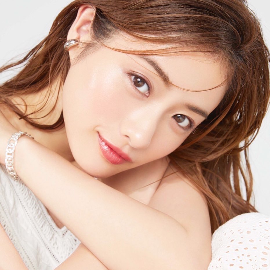 Dưỡng ẩm - bước không thể thiếu trong quy trình chăm sóc da của Ishihara Satomi