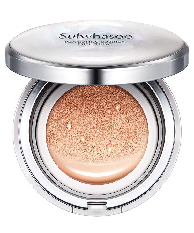 Sulwhasoo Perfecting Cushion Brightening khơi dậy và làm đẹp vẻ rạng rỡ cho da. Sản phẩm mang lại lớp nền mỏng nhẹ và giúp chống nắng bảo vệ da.