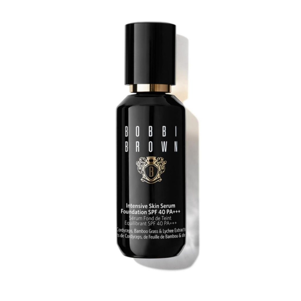 Bobbi Brown Intensive Skin Serum Foundation mang lại hiệu ứng da căng mướt và tự nhiên. Ngoài ra còn hỗ trợ chống nắng cho làn da. 