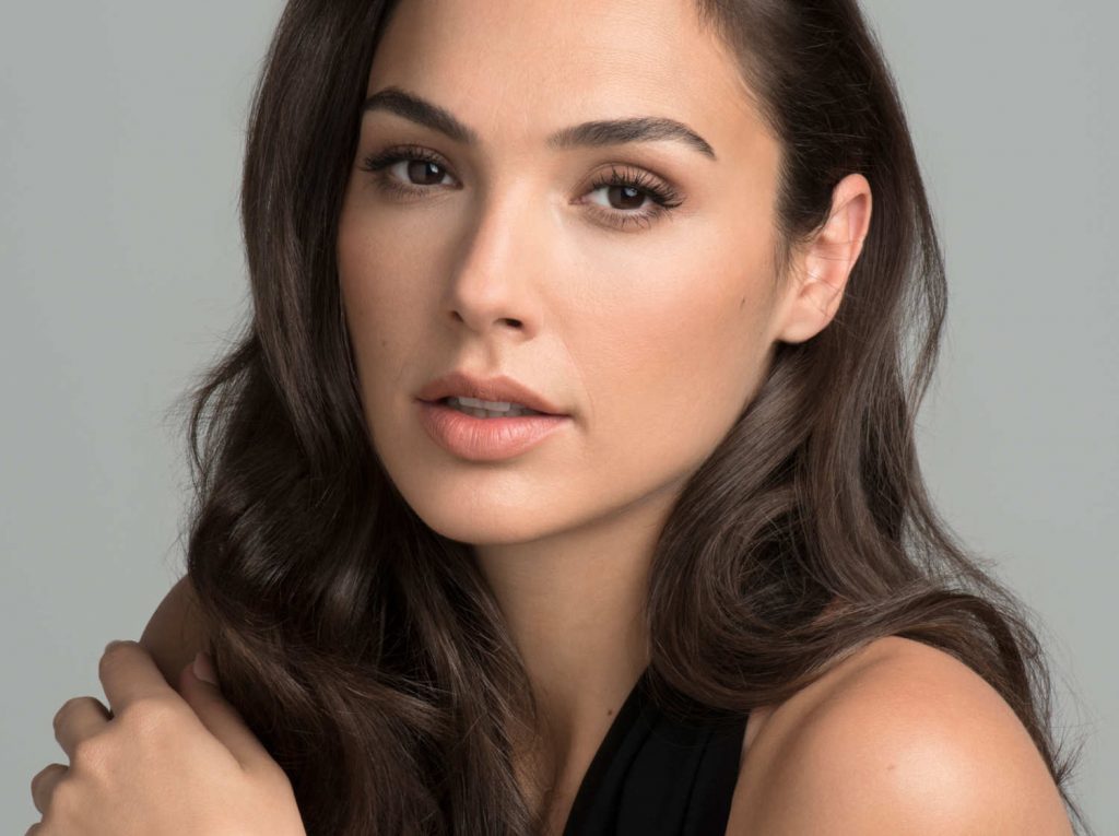 gal gadot tập trung dưỡng ẩm da