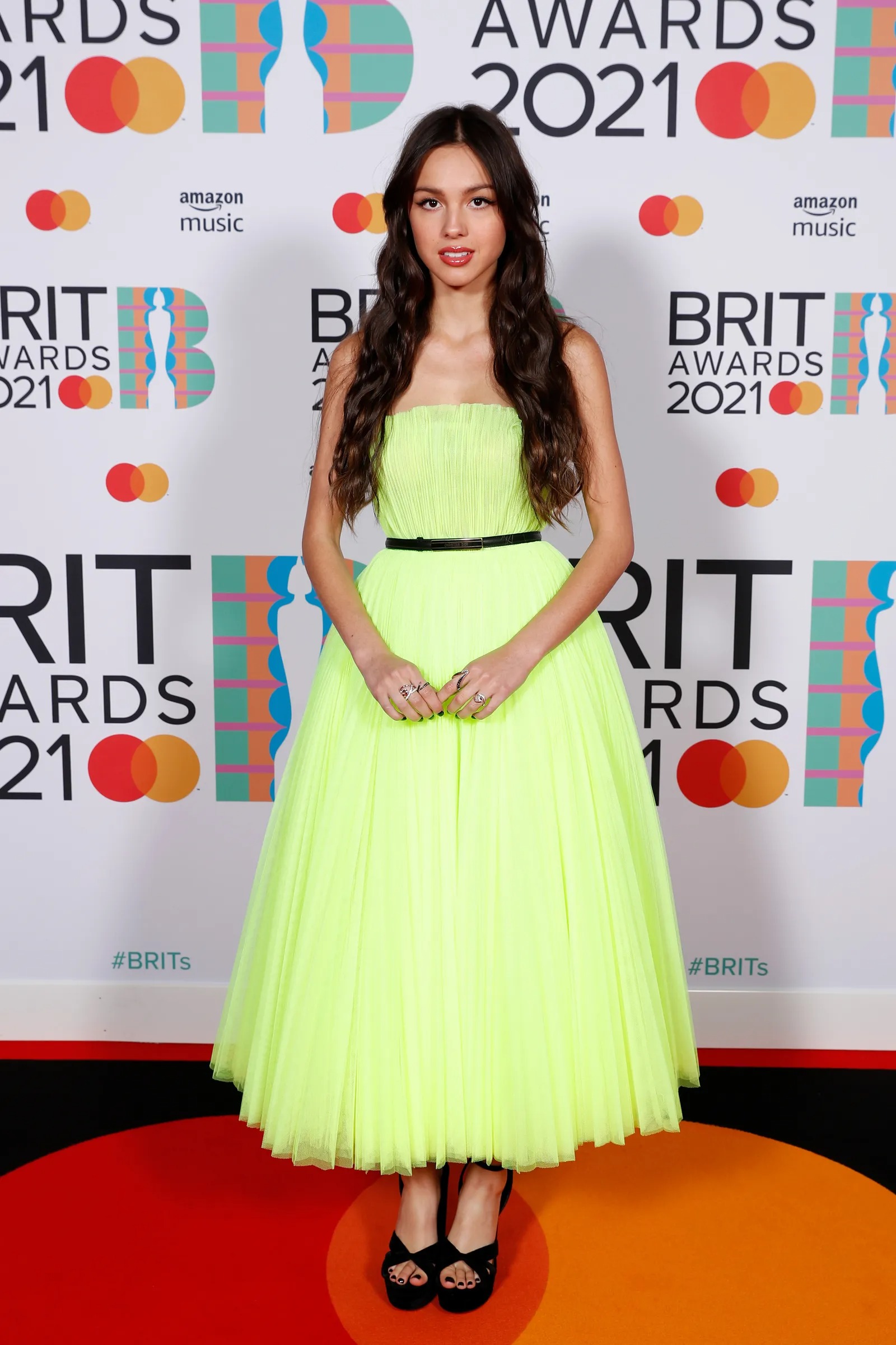 thời trang thảm đỏ BRIT Award 2021