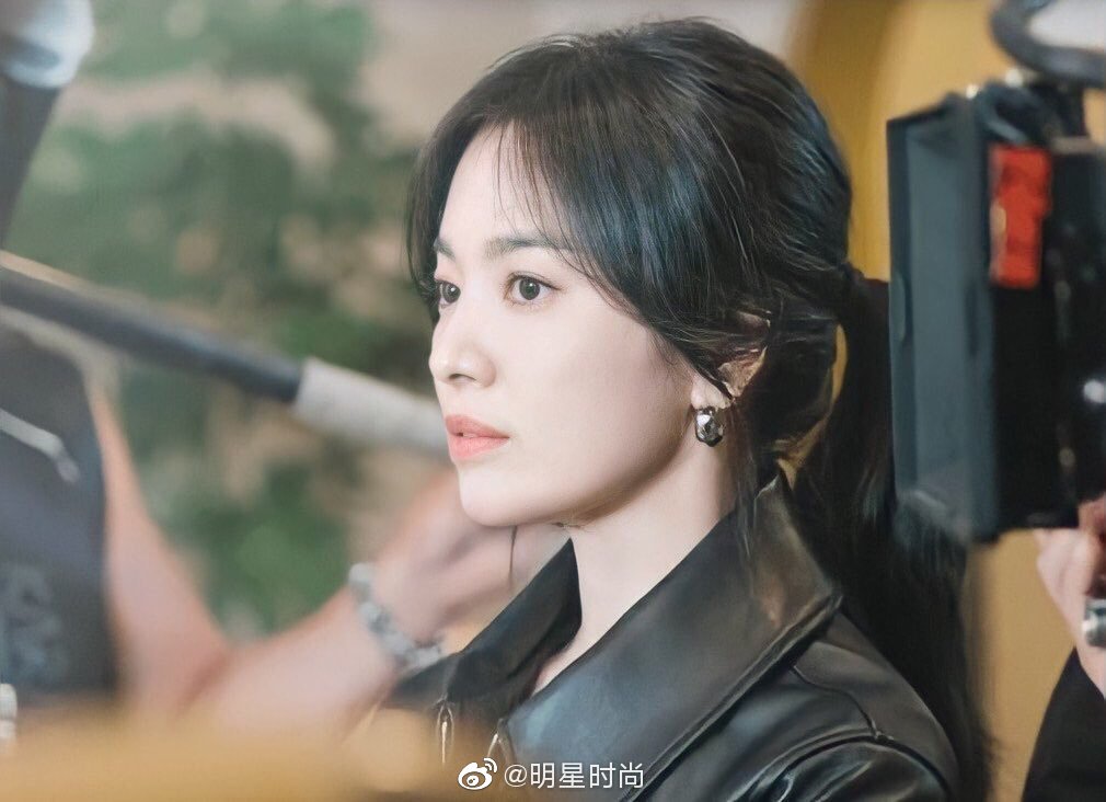Song Hye Kyo gây sốt với mái tóc xoăn được tạo kiểu tự nhiên trong phim mới