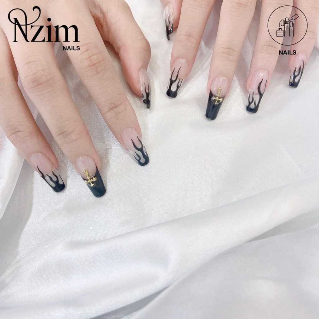 nail đẹp kiểu pháp đính đá họa tiết độc đáo