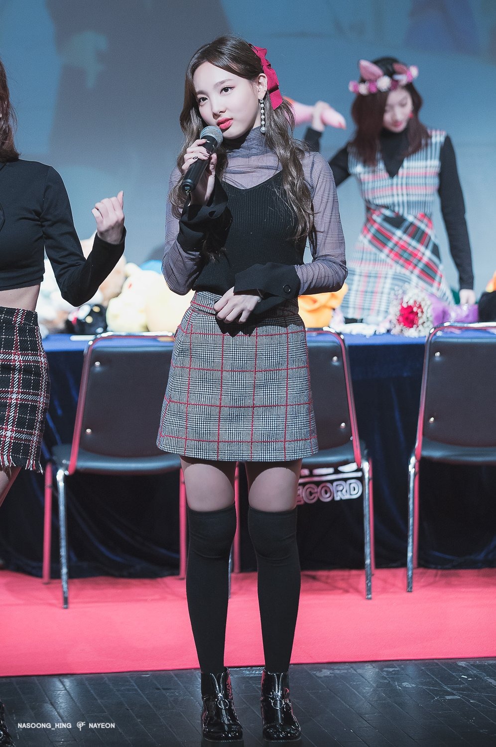 nayeon chân váy caro