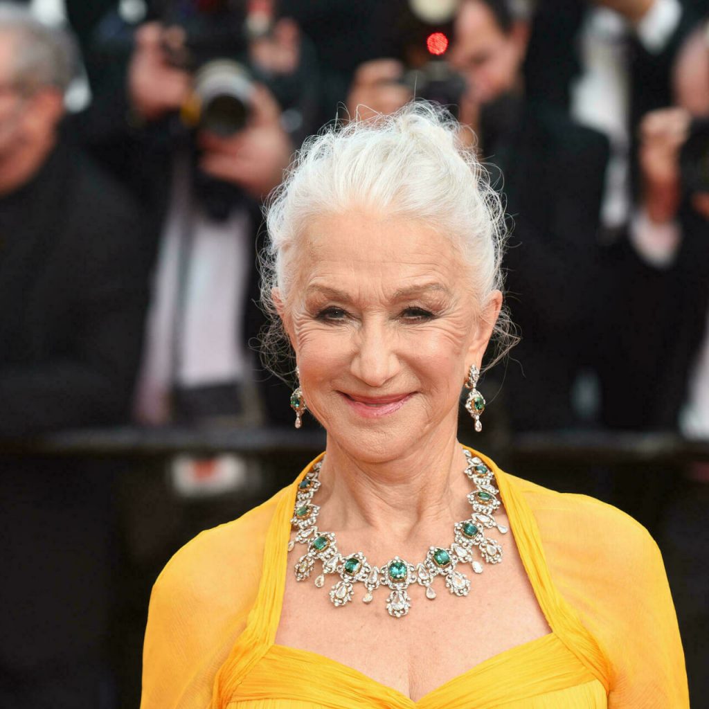 vẻ đẹp của mái tóc bạc tự nhiên của quý bà helen mirren