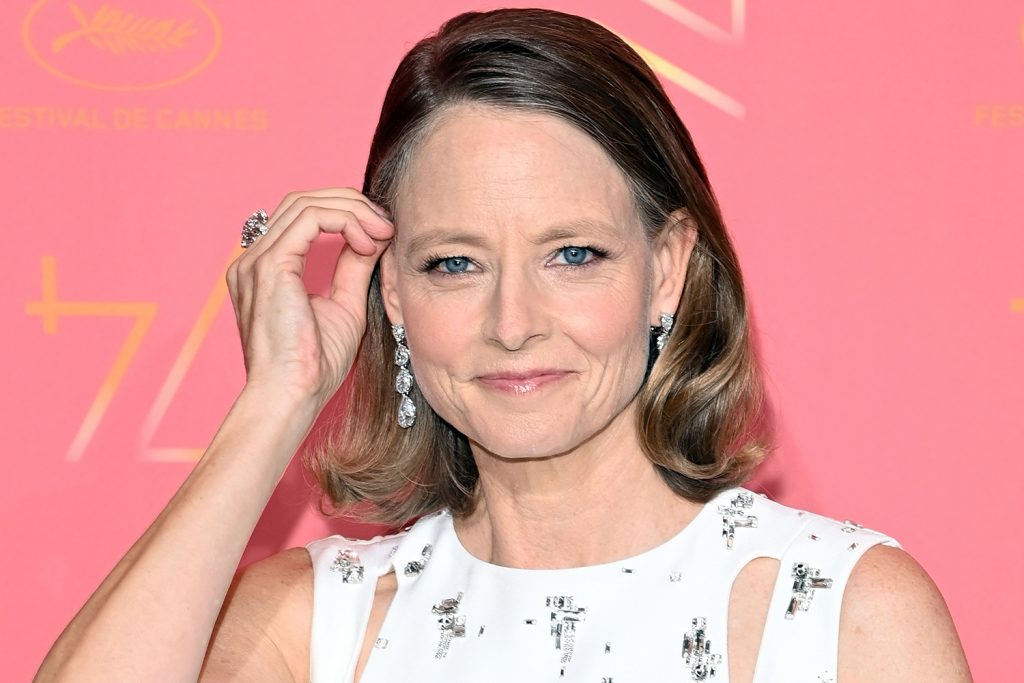 vẻ đẹp của mái tóc bạc tự nhiên của jodie foster