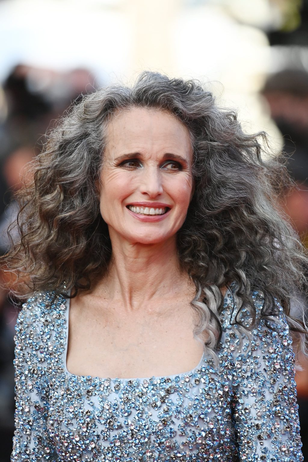 mái tóc bạc của nữ minh tinh andie macdowell