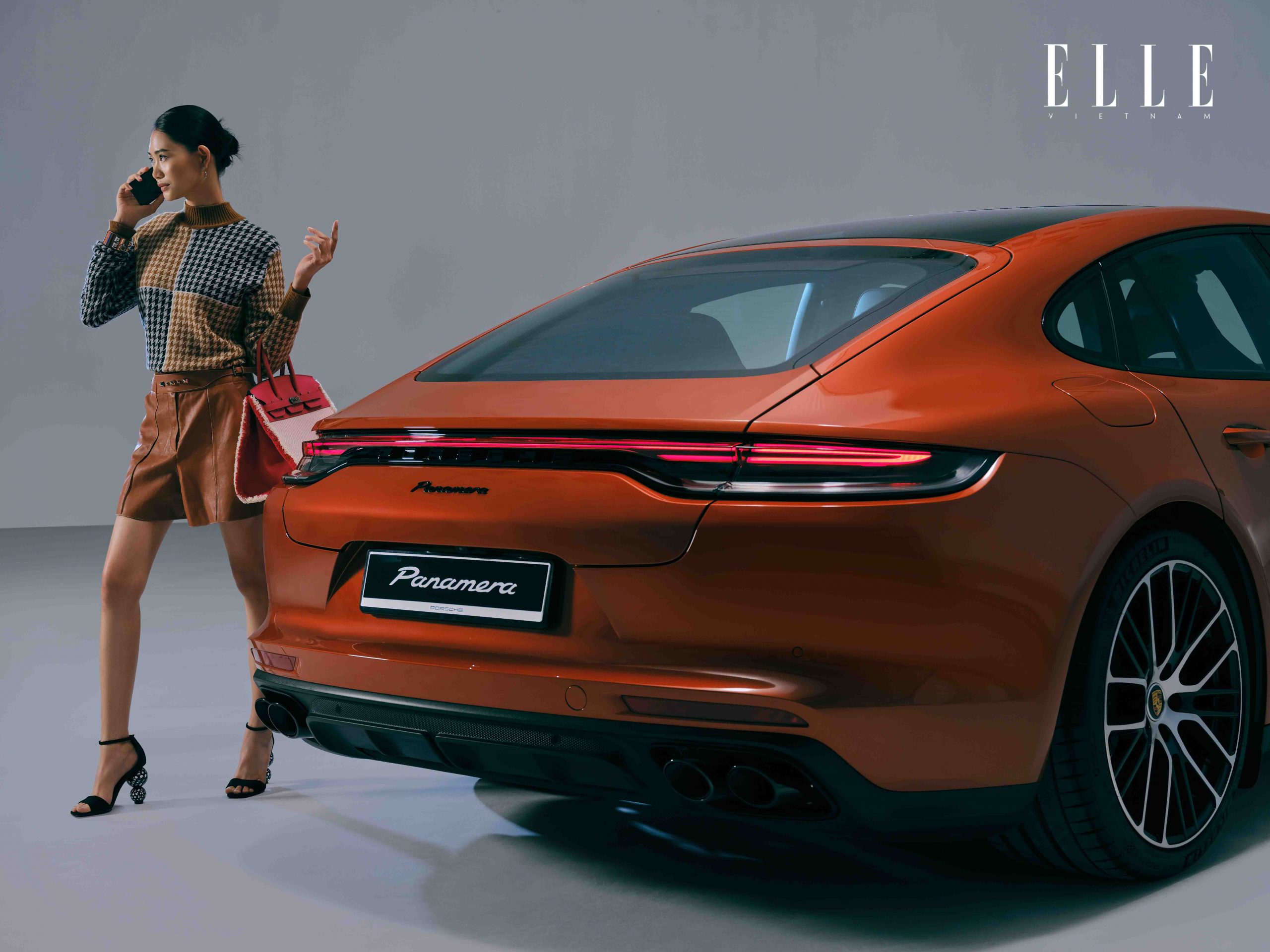 bộ ảnh xe hơi porsche panamera 4. Trang phục, túi, thắt lưng, giày và vòng tay: HERMÈS