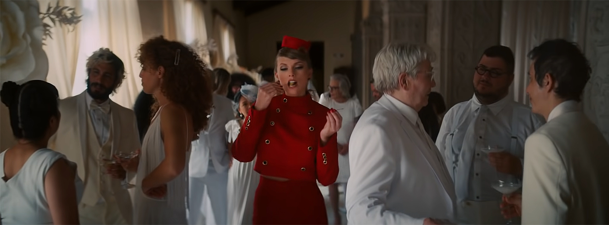 Taylor Swift trang phục bồi bàn