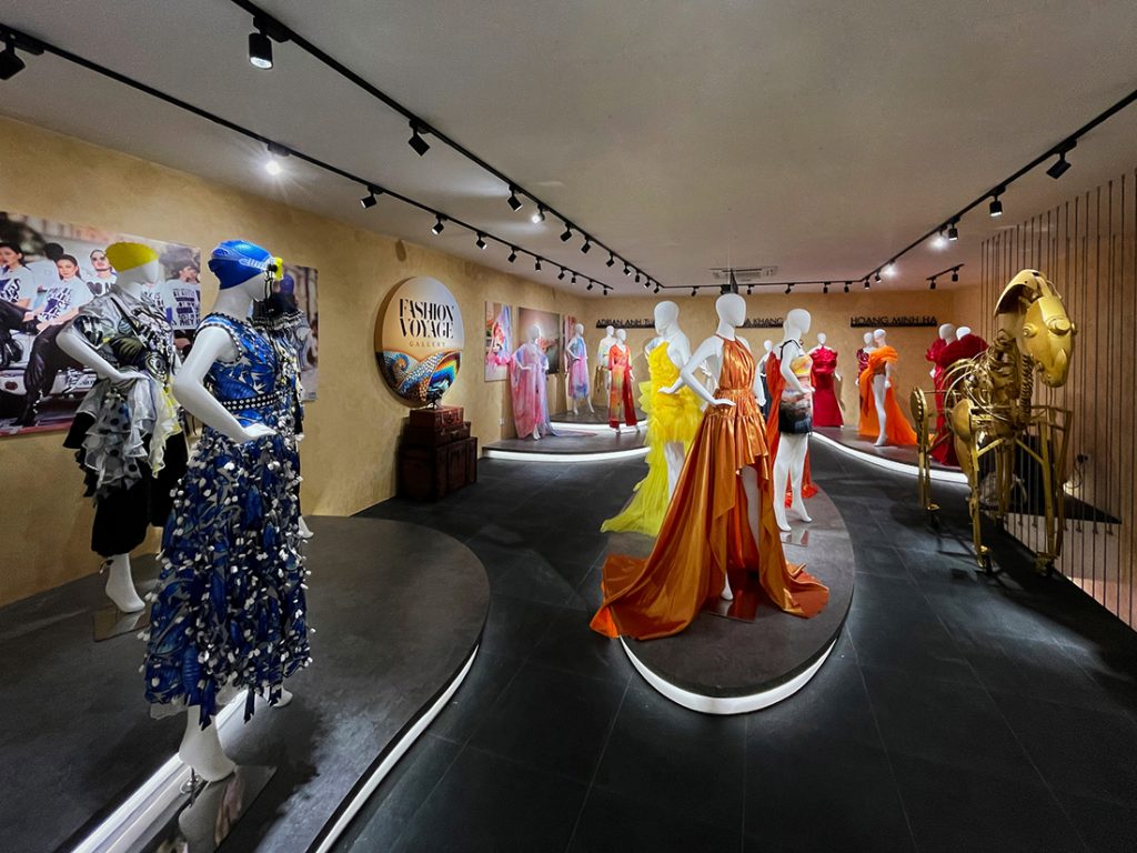 Bảo tàng thời trang Fashion Voyage Gallery là nơi lưu trữ, trưng bày, triển lãm các bộ sưu tập thời trang, các tác phẩm nghệ thuật về thời trang hay tư liệu của một trong những chuỗi sự kiện thời trang đẳng cấp quốc tế tại Việt Nam