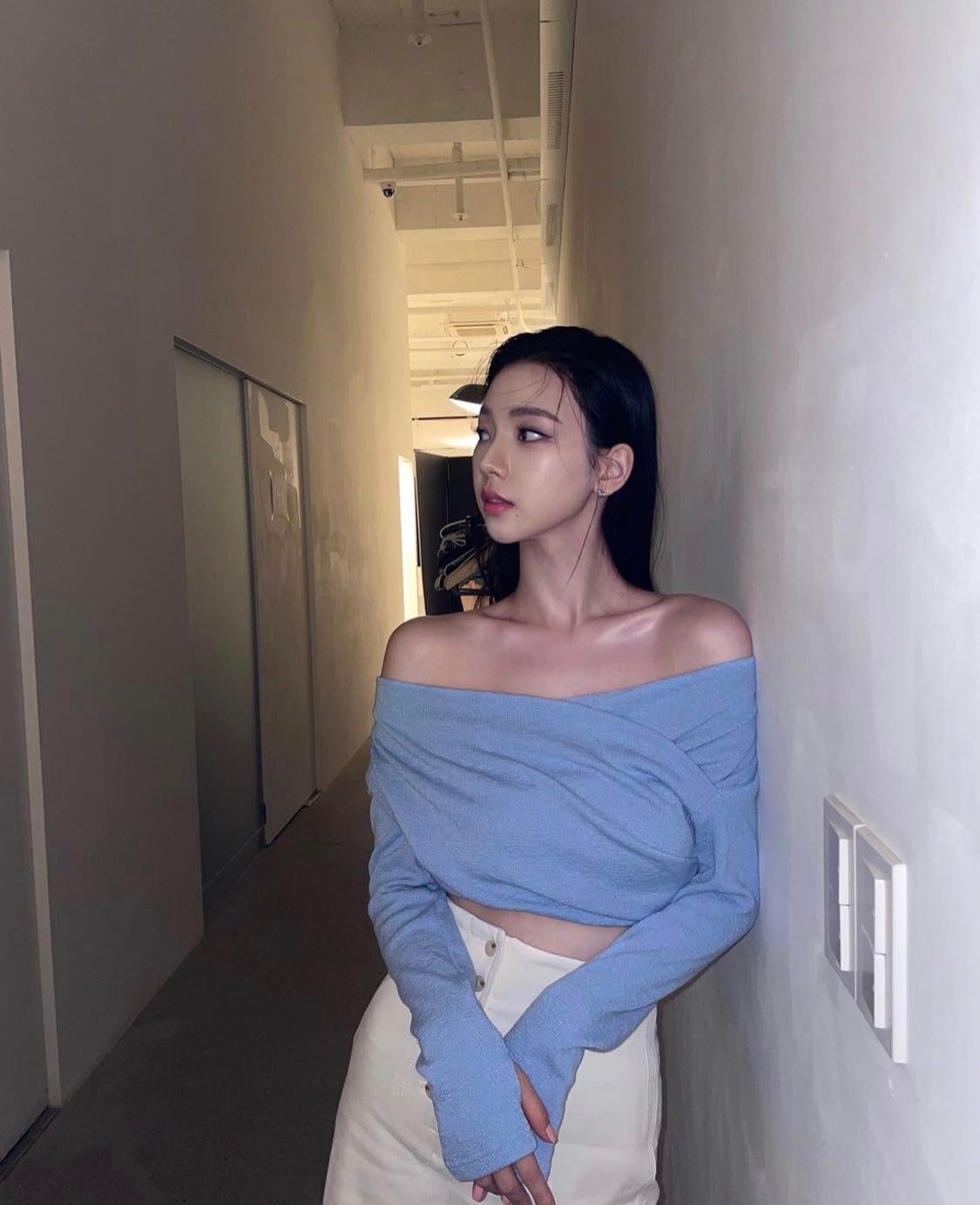 aespa karina crop top trễ vai