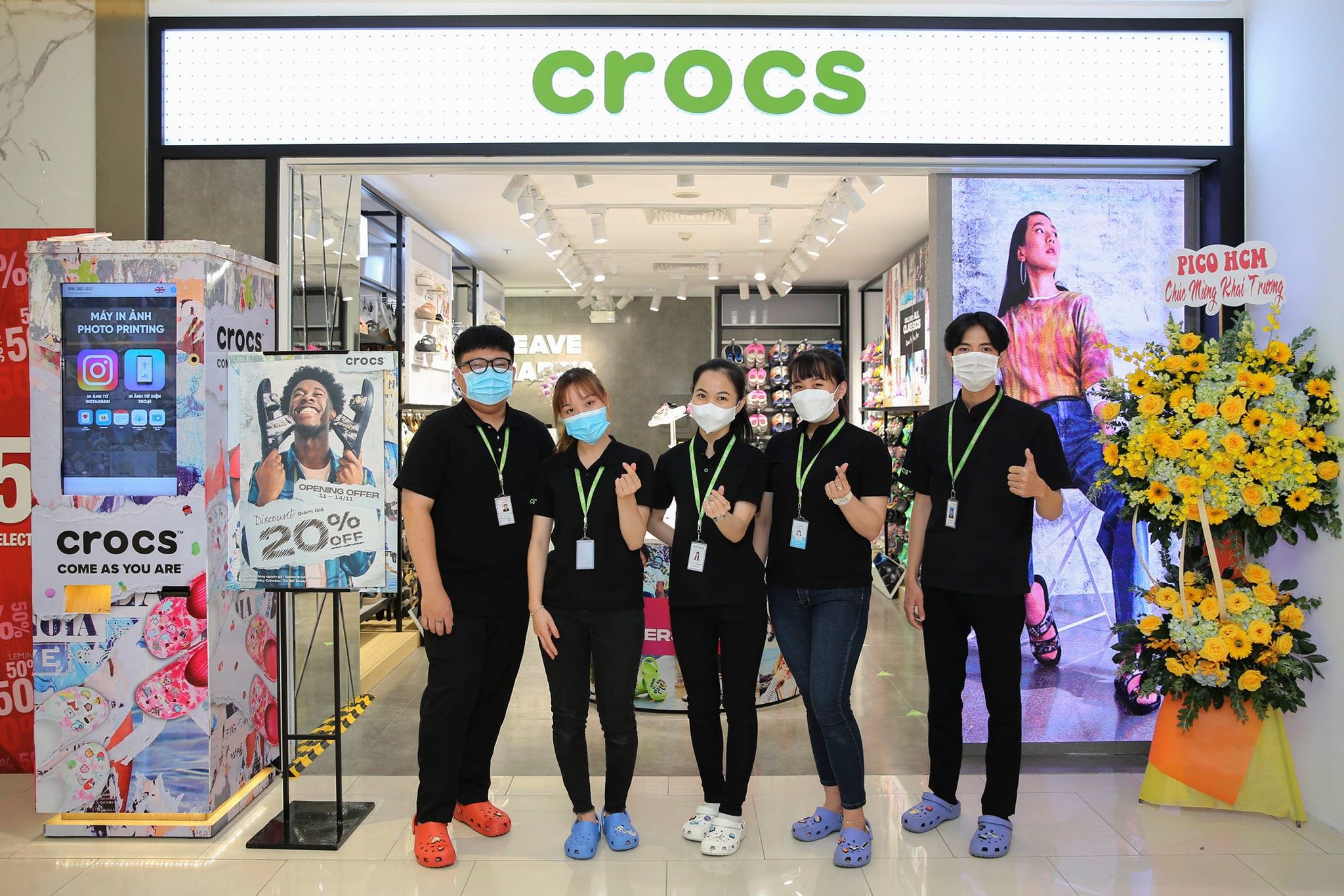 Nhân viên crocs sg centre