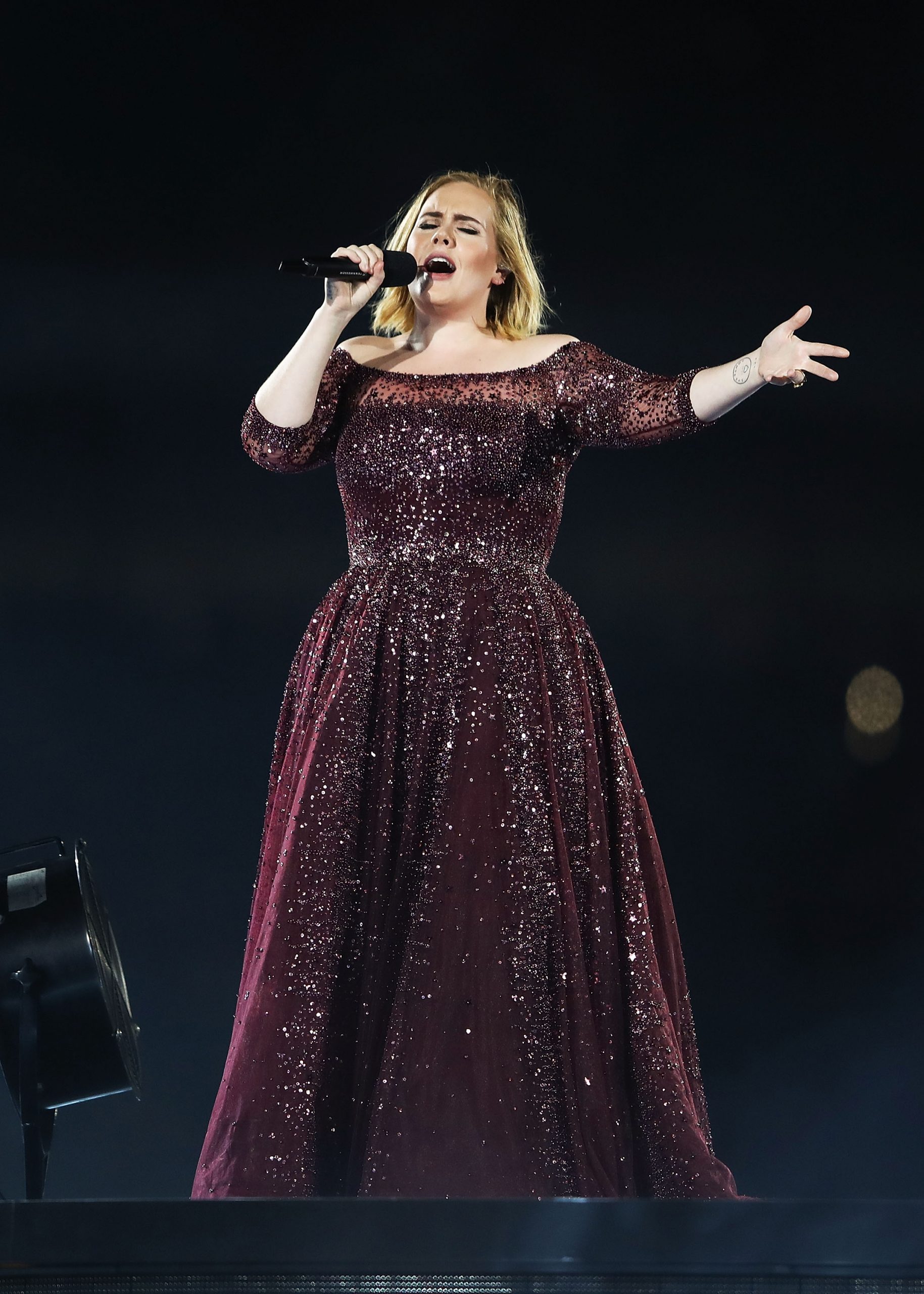 Adele đầm biểu diễn